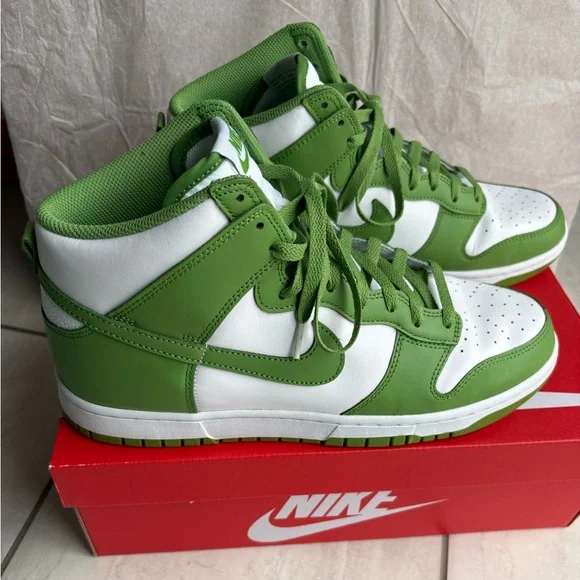 Mens 11.5 Nike Chlorophyll Dunks - Picture 2 of 11